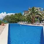 Appartement In With Swimming Pool Pula