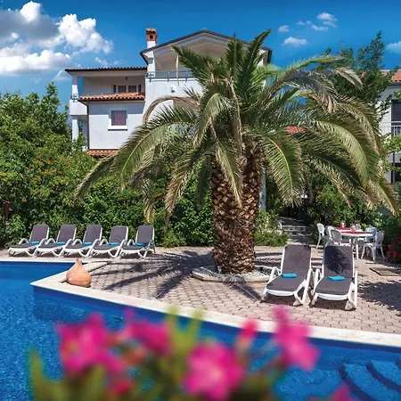 In With Swimming Pool Апартаменти