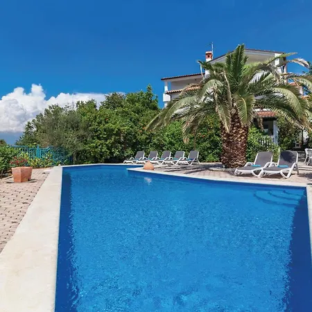 Апартаменти In With Swimming Pool Пула