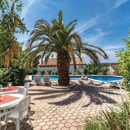Апартаменти In With Swimming Pool