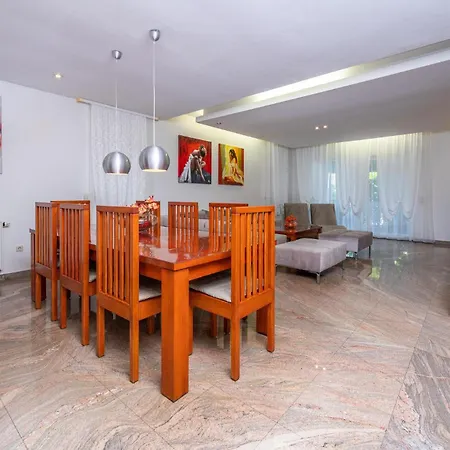 3 Bedroom Awesome In *