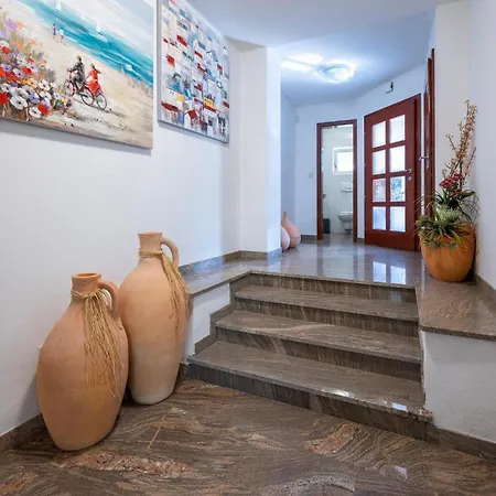 3 Bedroom Awesome In *