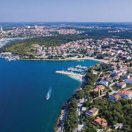 Апартаменти In With Swimming Pool Пула
