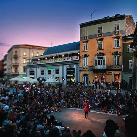 3 Bedroom Awesome In 公寓 普拉