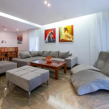 3 Bedroom Awesome In * Пула