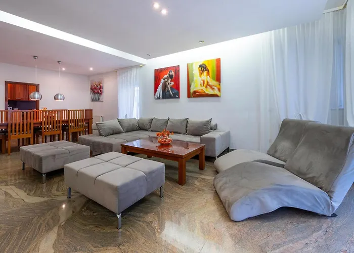 3 Bedroom Awesome In * פולה