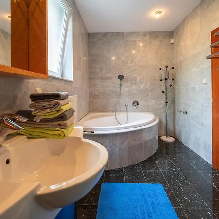 3 Bedroom Awesome In Appartement