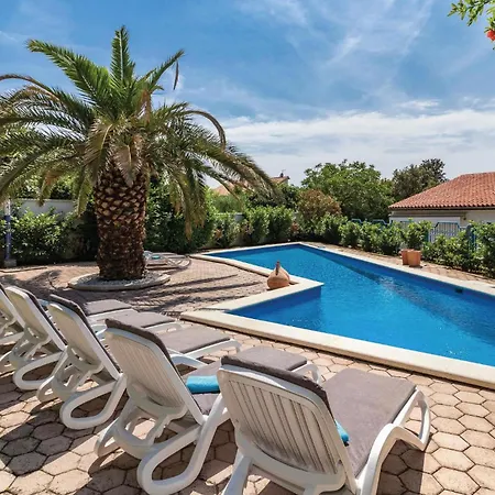 3 Bedroom Awesome In Appartement *