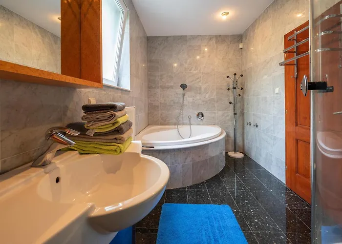 3 Bedroom Awesome In Appartement