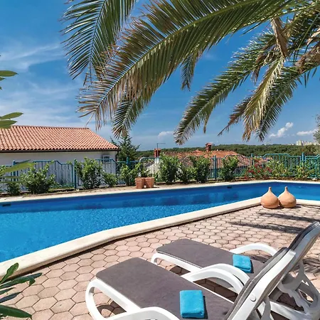 3 Bedroom Stunning In Lägenhet Pula