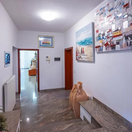 Lägenhet 3 Bedroom Stunning In Pula