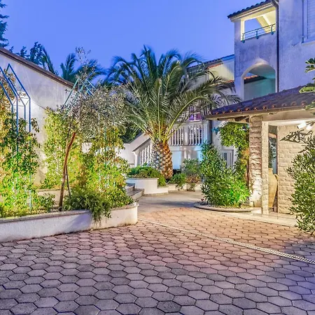 3 Bedroom Awesome In *