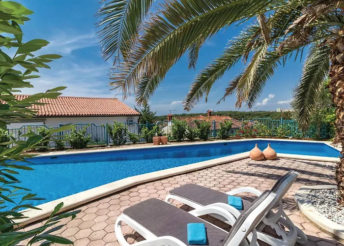 3 Bedroom Awesome In Apartament Pula