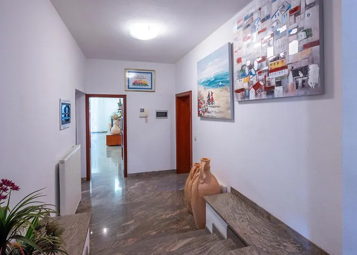 Apartament 3 Bedroom Awesome In Pula