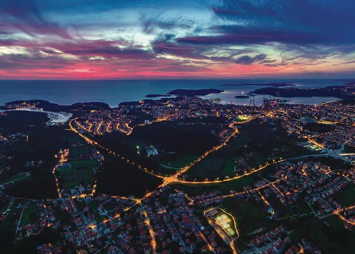 3 Bedroom Awesome In Apartament Pula