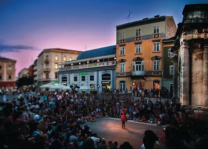 3 Bedroom Awesome In Apartament Pula